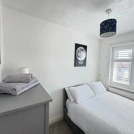 Spacious 3bed Family Near Roundhay Park * Leeds (West Yorkshire)