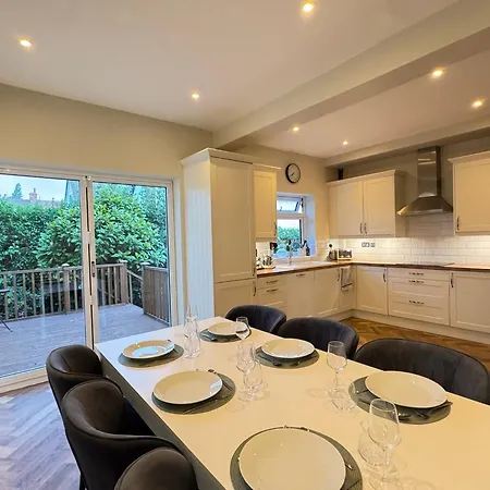 Spacious 3bed Family Near Roundhay Park * Leeds (West Yorkshire)